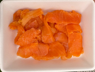 スモークサーモン切落し（生食用）