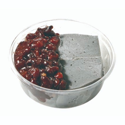 北海道産小豆使用／黒ごま豆乳プリン．